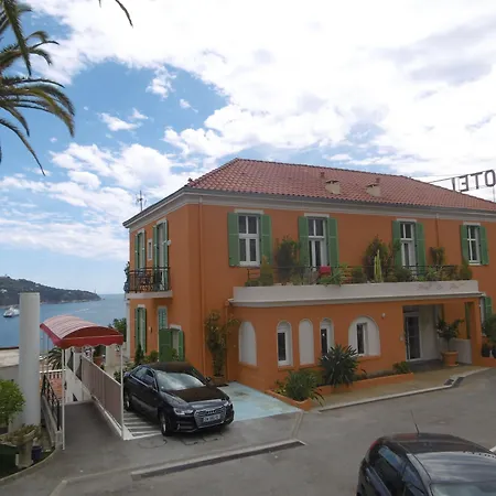 La Flore Hotel 3*